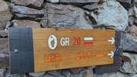 Jarak: 168 km pulang pergiDurasi: 15 hariTingkat: SulitJalur pendakian terbaik untuk orang-orang yang menyukai tantangan.Perjalanan yang membangun karakter melalui Corsica ini melegenda karena keragaman lanskap yang dilaluinya, dan karena tingkat kesabaran yang dibutuhkan oleh para penjelajah alam yang berani melewati jalurnya yang berbatu-batu. Ada hutan, pemandangan bulan granit, kawah berangin, danau glasial, arus deras, rawa gambut, maquis, puncak yang tertutup salju, dataran, dan névés (hamparan es yang terbentuk dari salju) yang harus dilewati, dan medan yang sulit membuat para pejalan kaki yang berdedikasi tinggi tidak akan sanggup melewatinya. (Aaron Mitchell UK/Twitter)