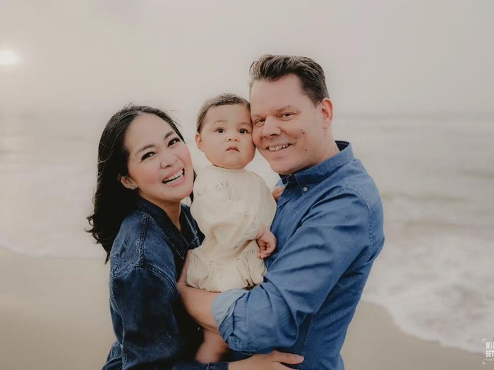 Gracia Indri dan Suami Bule