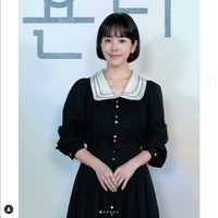 Han Ji Min diperkirakan memiliki kekayaan sebesar Rp652 miliar dengan bayaran sekitar Rp2,93 miliar per episode. Ia dikenal lewat akting emosional dalam drama seperti Our Blues dan Familiar Wife. Citra elegannya juga membuat banyak merek mempercayainya sebagai duta dalam kontrak jangka panjang. Foto: Dok. SBS Drama, Instagram