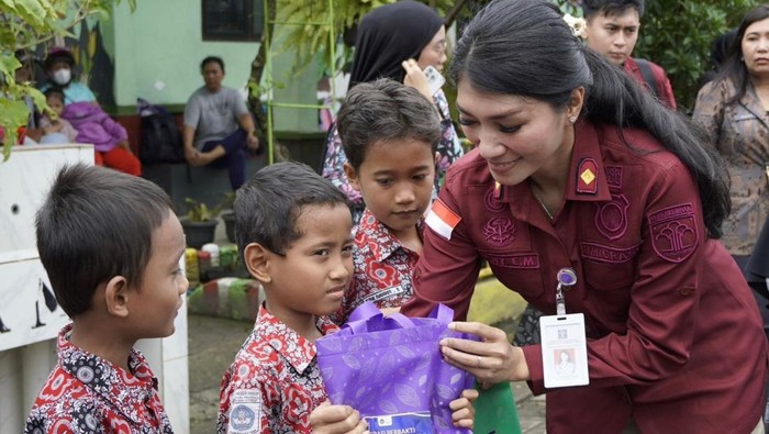 Imigrasi Medan saat memberikan paket makanan bergizi gratis kepada siswa SD 060937 Medan. (Foto: Dok. Imigrasi Medan).