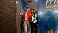 Teguran itu pun berbuntut dengan keributan, karena si turis Arab diduga tidak terima dengan teguran yang dilakukan oleh si marbot Masjid Al Muqsit. Menurut keterangan Kapolsek Cisarua Kompol Eddy Santosa, kini kedua belah pihak sudah sepakat untuk berdamai. 