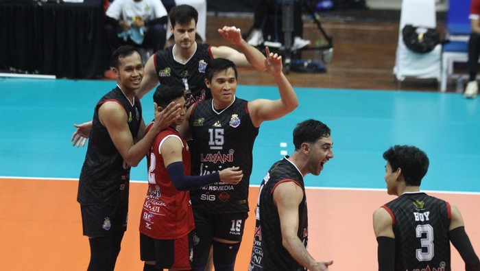 Pevoli Jakarta Lavani Livin Transmedia melakukan selebrasi usai meraih poin saat melawan tim Jakarta Garuda Jaya dalam pertandingan Proliga 2025 putaran pertama pekan ketiga di GOR Ken Arok, Malang, Jawa Timur, Jumat (17/1/2025). Jakarta Lavani mengalahkan Garuda Jaya dengan skor 3-0 (25-16, 25-16, 25-21). ANTARA FOTO/Ari Bowo Sucipto/tom.