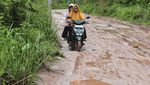 Potret Jalan Desa di Muaro Jambi Masih Tanah dan Rusak