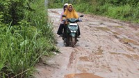 Jalan tanah ini menjadi satu-satunya akses warga setempat ke desa sekitar.  