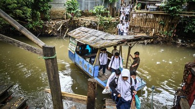 Melihat Jasa Penyeberangan Rp 2.000 di Kali Pesanggrahan
