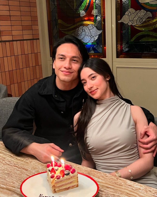 Jefri tampil mesra dengan Ameera di hari spesialnya itu. Terlihat keduanya yang menghabiskan waktu bersama dengan dinner di sebuah restoran. Foto: Instagram/@jefrinichol