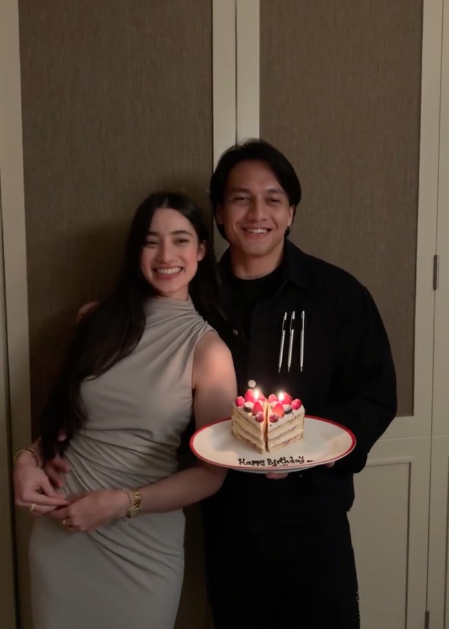 Meski keduanya tak pernah secara terang-terangan memberi pernyataan mengenai hubungan mereka, namun foto-foto tersebut seolah mengisyaratkan jika keduanya memang sudah berpacaran. Sambil memegang kue ulang tahun, Jefri tampak merangkul mesra kekasihnya tersebut. Foto: Instagram/@jefrinichol