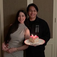 Meski keduanya tak pernah secara terang-terangan memberi pernyataan mengenai hubungan mereka, namun foto-foto tersebut seolah mengisyaratkan jika keduanya memang sudah berpacaran. Sambil memegang kue ulang tahun, Jefri tampak merangkul mesra kekasihnya tersebut. Foto: Instagram/@jefrinichol