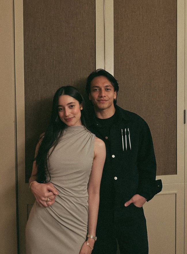 Ameera sendiri diketahui lahir pada 8 Desember 2000. Saat ini usianya menginjak 24 tahun. Tak banyak yang tahu jika Ameera merupakan adik dari Noor Nabila, mantan istri Engku Emran. Foto: Instagram/@jefrinichol