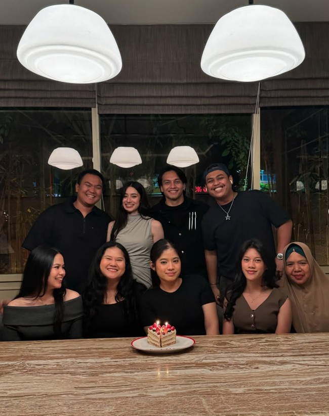 Tak hanya merayakan berdua, beberapa kerabat dan rekan Jefri juga ikut. Tampaknya Ameera juga sudah cukup dekat dengan para sahabat Jefri tersebut. Foto: Instagram/@jefrinichol