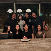 Tak hanya merayakan berdua, beberapa kerabat dan rekan Jefri juga ikut. Tampaknya Ameera juga sudah cukup dekat dengan para sahabat Jefri tersebut. Foto: Instagram/@jefrinichol