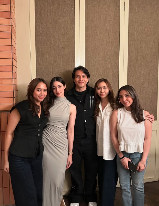 Berambut panjang dan memilki tubuh langsing, tak sedikit yang memuji penampilan Ameera. Ditambah dengan paras cantiknya, tak heran jika pesona Ameera mampu memikat Jefri Nichol. Foto: Instagram/@jefrinichol