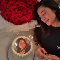 Tepat di hari ulang tahunnya Jefri Nichol membagikan potret kekasihnya bersama sebuah kue ulang tahun dan buket bunga mawar merah. Diketahui kekasih baru Jefri itu merupakan seorang selebgram asal Malaysia bernama Ameera Khan. Foto: Instagram/@jefrinichol