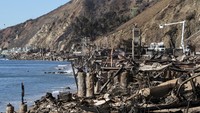 Para pekerja listrik dan konstruksi telah memulai tugas membersihkan dan menyatukan kembali bentangan yang dulunya indah di sepanjang pantai Samudra Pasifik, yang dihiasi dengan rumah-rumah pesisir seharga jutaan dolar.