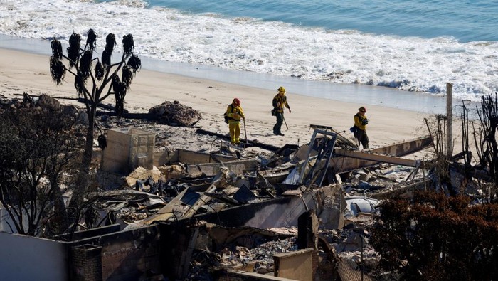 Jejak Kehancuran di Malibu California Akibat Kebakaran Hutan Firefighters walk next to the remains of beachfront houses that burnt down in the Palisades Fire, in Malibu, California, U.S., January 16, 2025. REUTERS/Mike Blake TPX IMAGES OF THE DAY
