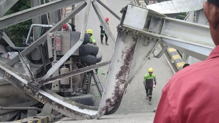 Jembatan Busui di Kabupaten Paser, Kalimantan Timur (Kaltim) runtuh gegara ditabrak mobil tronton.