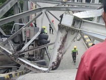 Jembatan Busui Penghubung Kaltim-Kalsel di Paser Roboh Ditabrak Truk Tronton