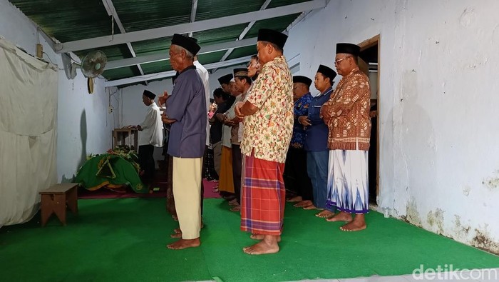 Jenazah Marifatul Anniyah disalatkan di rumah duka di Lumajang