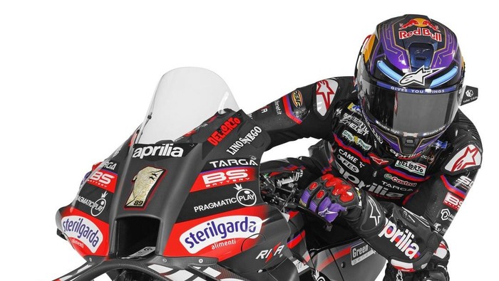Jorge Martin menunggangi motor Aprilia dengan nomor #1