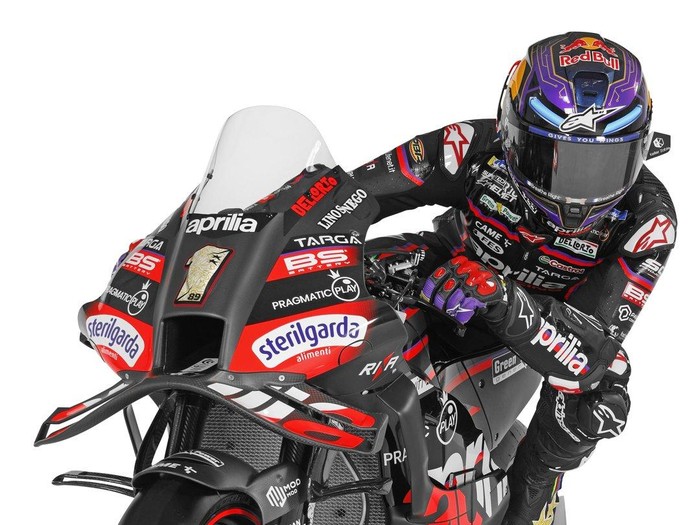 Jorge Martin menunggangi motor Aprilia dengan nomor #1