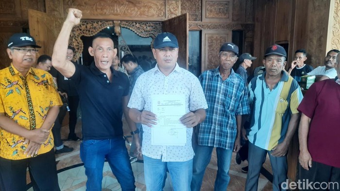 Sejumlah warga Dengkek Kecamatan Pati saat mendatangi gedung DPRD Pati, Jumat (27/1/2025).