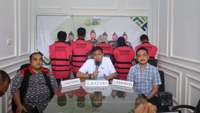 Kajari Wajo Andi Usama (tengah) merilis penetapan 5 tersangka korupsi KUR.
