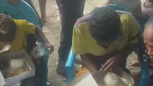 Dua nelayan asal Distrik Liquisa, Timor Leste, yaitu Agustino de Oliveira dan Nivio Oliveira (baju kuning) saat diberi makanan oleh petugas Timor Leste di Kota Dili. (Istimewa).