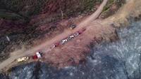 Api tidak bisa merembet karena terhalang oleh jalan tersebut.  