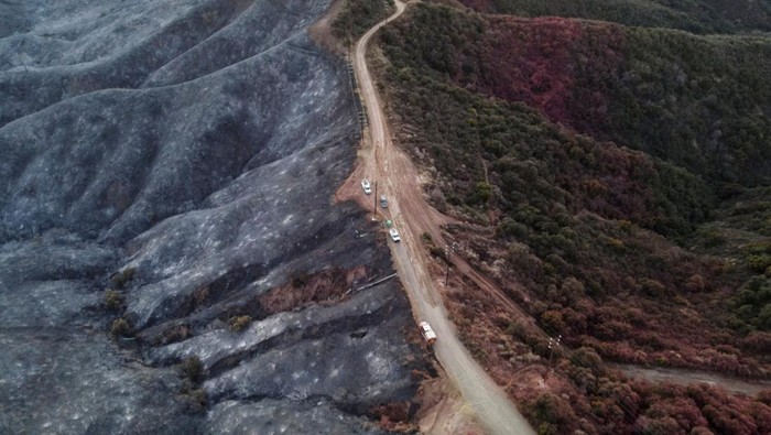Kala Jalan Jadi Pemisah Kebakaran Hutan di Los Angeles Kebakaran telah melanda hutan di Los Angeles, California, Amerika Serikat. Di salah satu titik, kebakaran tidak bisa merembet karena terhalang oleh jalan.