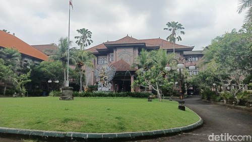 Kantor Bupati Jembrana, Jalan Surapati, Kelurahan Dauhwaru, Kecamatan Jembrana, Kabupaten Jembrana, Bali, Jumat (17/1/2025). (I Putu Adi Budiastrawan/detikBali).