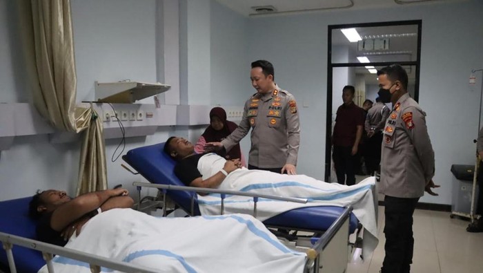 Kapolres Tangsel AKBP Victor Inkiriwang menjenguk anggota dan warga korban penyiraman air keras