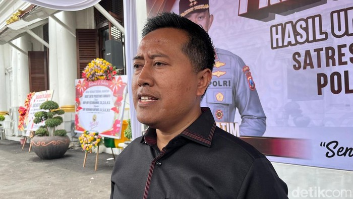 Kasat Reskrim Polrestabes Surabaya AKBP Aris Purwanto usai konferensi pers dengan awak media.