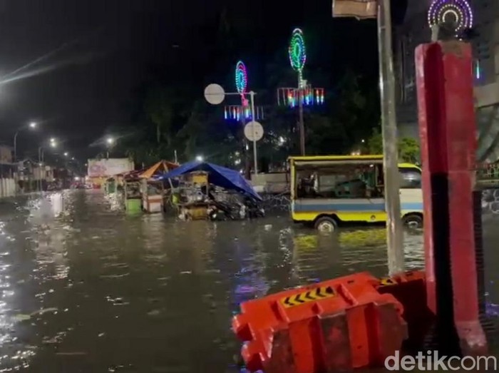 Kawasan Alun-alun Kabupaten Brebes kebanjiran, Jumat (17/1/2025) malam.