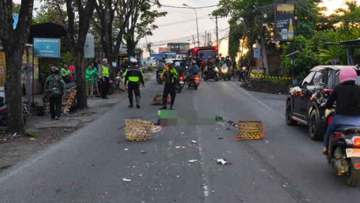 Satlantas Polres Badung saat melakukan olah TKP di Jalan Raya Canggu, Jumat (17/1/2025).