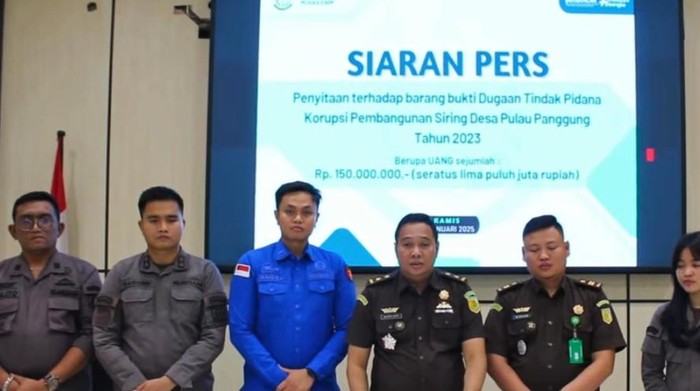 Kejari Muara Enim saat menggelar konferensi pers soal dugaan korupsi pembuatan siring.