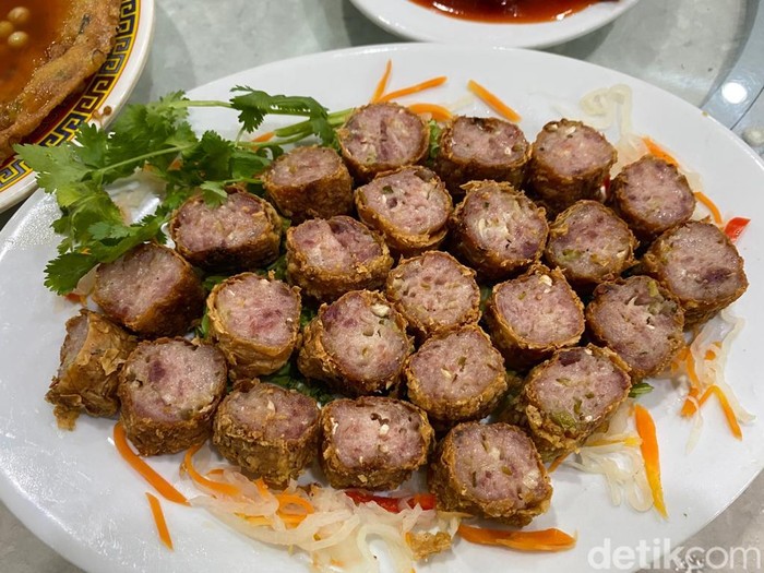 Kelezatan Ngohiong dan Fuyunghai Hakka di Siauw A Tjiap yang Bertahan 102 Tahun  Kelezatan Ngohiong dan Fuyunghai Hakka di Siauw A Tjiap yang Bertahan 102 Tahun
