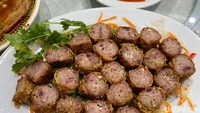 Tekstur Ngohiongnya mirip seperti egg roll yang digoreng super garing. Tapi bagian dalamnya tetap terasa tekstur daging babinya, yang dicampur dengan udang. Foto: detikFood