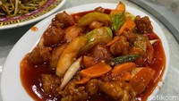 Tersedia juga menu yang populer bagi orang Indonesia kalau makan di resto Chinese Food yaitu Ayam Kuluyuk (Rp 67.000/Small). Dengan saus merah pekat dan asam segar. Foto: detikFood