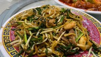 Semua menu makanan di sini tersedia dalam tiga ukuran. Yaitu kecil, sedang dan besar. Untuk Bakmi Goreng ukuran kecil harganya Rp 47.000. Porsinya bisa disantap untuk 1-2 orang. Foto: detikFood