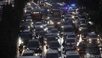 Faktanya belum semua masyarakat Indonesia paham tentang kewajiban asuransi ini. Dari survei Populix, berdasarkan responden yang 95%-nya memiliki kendaraan bermotor, hanya dua dari lima yang memahami program ini secara menyeluruh. Padahal, apabila mengacu pada peraturan perundang-undangan, program ini diharapkan mulai berlaku dua tahun setelah UU PPSK diterbitkan, yaitu pada Januari 2025 ini 