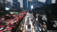 Kendaraan melintas di Jalan Gatot Subroto, Jakarta, Jumat (17/1/2025). Pemerintah bakal mewajibkan semua kendaraan bermotor harus memiliki asuransi TP atau tanggung jawab hukum pihak ketiga.