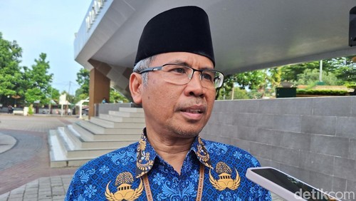 Kepala Dinas Tenaga Kerja (Disnaker) Kota Mataram Rudi Suryawan saat diwawancarai di Mataram, Jumat (17/1/2025)