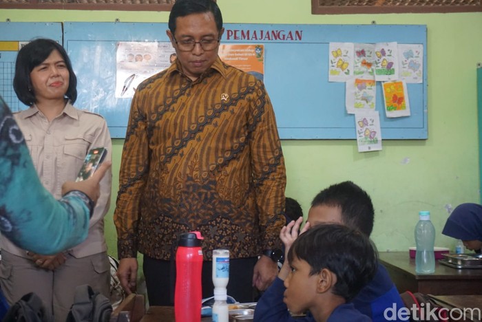 Kepala Kantor Komunikasi Kepresidenan Hasan Nasbi saat melakukan pemantauan MBG di SDN Sinduadi Timur, Mlati, Sleman, Jumat (17/1/2025).