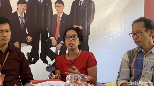 Ketua KPPAD Bali Ni Luh Gede Yastini (tengah) saat ditemui di kantornya, Jumat (17/1/2025).