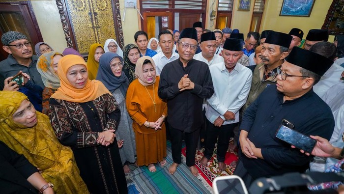 Khofifah Indar Parawansa bertakziah ke rumah duka Almarhumah Ibu Mahfud MD di Pamekasan.