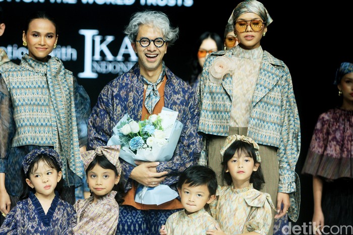 Koleksi Busana Ikat by Didiet Maulana di acara Garis Poetih 2025