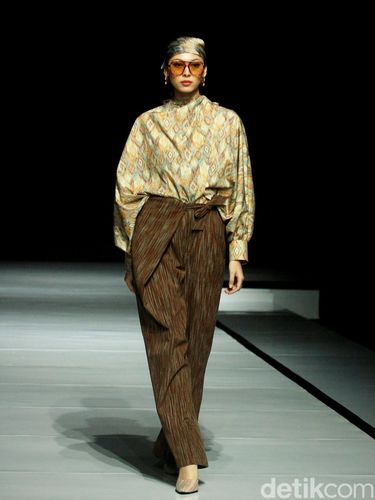 Koleksi Busana Ikat by Didiet Maulana di acara Garis Poetih 2025