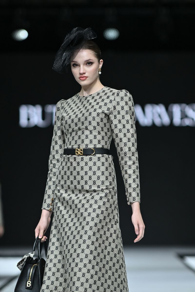 Koleksi Buttonscarves di Garis Poetih 2025