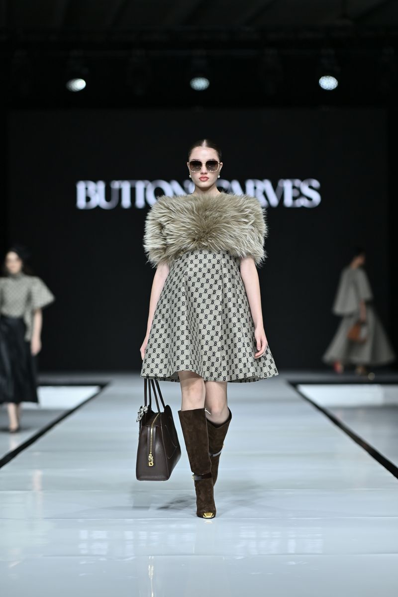 Koleksi Buttonscarves di Garis Poetih 2025