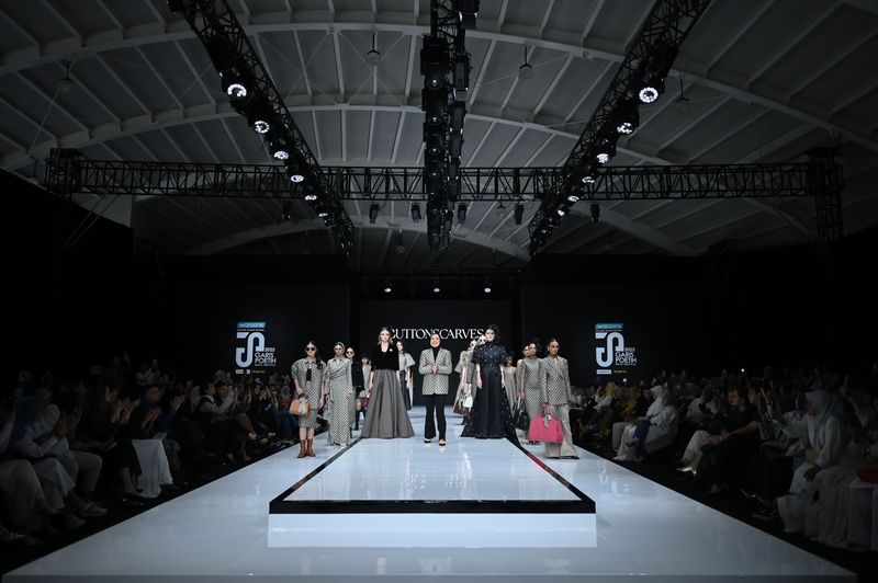 Koleksi Buttonscarves di Garis Poetih 2025